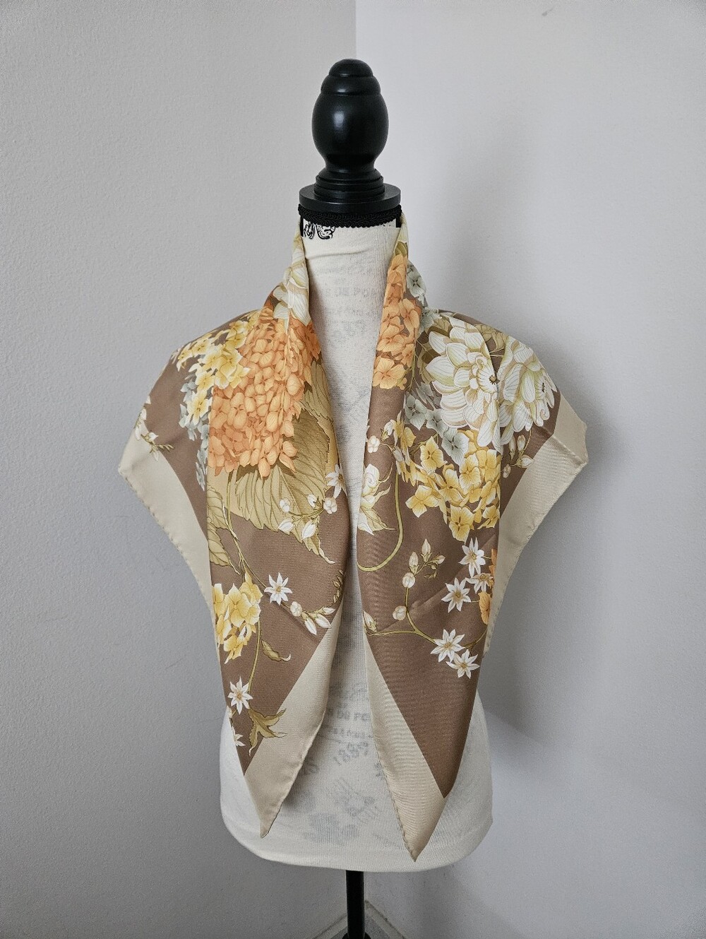 🇮🇹Salvatore Ferragamo Floral Silk Scarf in Brown and Yellow 85X85 cm authentic - Picture 3 of 12